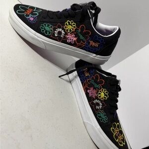 Vans Positive Vibes Black w/ Floral Embroidered Women’s 7.5 Shoes